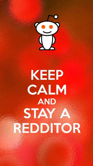 白色外星人吉祥物，文字 Keep Calm and Stay a Redditor，紅色紋理背景 — Reddit 壁紙