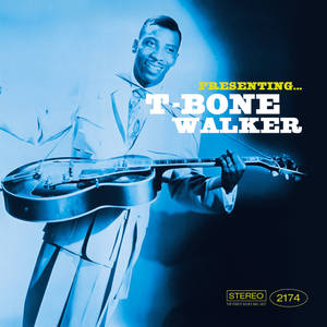 T-Bone Walker 在藍色專輯封面上微笑著拿著吉他。 — 音樂 壁紙