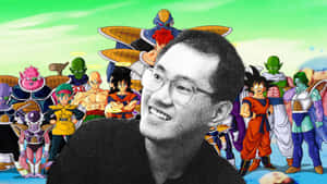 一個戴眼鏡的男人在色彩繽紛的七龍珠動漫角色前微笑。 — 龍珠 壁紙