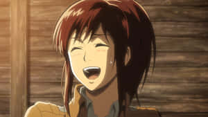 動漫女孩閉著眼睛對著木牆笑 — 進擊的巨人 角色 壁紙