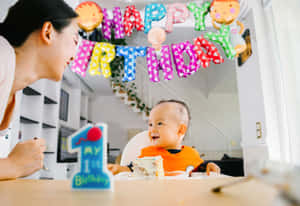 一個嬰兒在裝飾著氣球和橫幅的一歲生日派對上吃蛋糕時微笑。 — 派對 壁紙