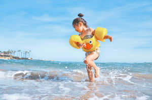 孩子穿著黃色小鴨泳圈在海浪中玩耍 — 海灘度假 壁紙