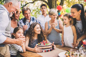 家庭在戶外用蛋糕和氣球慶祝生日。 — 生日快樂蛋糕 壁紙