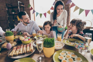 家庭在家中以食物和裝飾慶祝復活節。 — 慶祝 壁紙