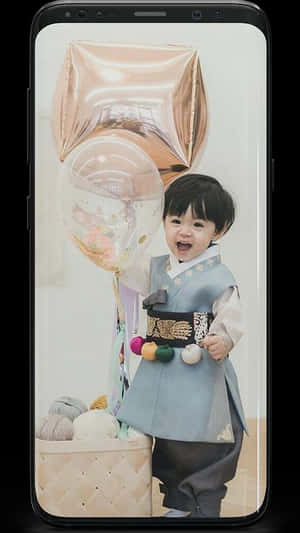 快樂的幼兒穿著傳統韓國服裝，拿著氣球和紗線。 — 可愛 壁紙