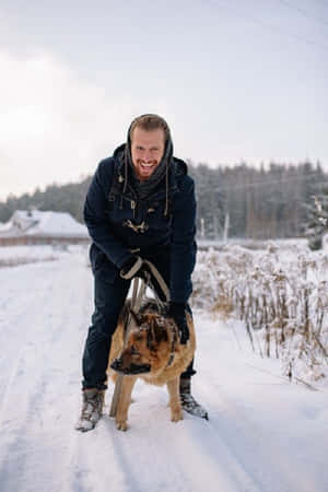 男人和德國牧羊犬在戶外享受雪白的冬日。 — 冬季風景 壁紙