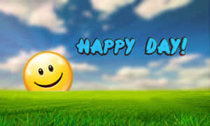 一個微笑的表情符號在綠色草地上方升起，藍天中有 'HAPPY DAY!' 文字。 — 喜悅 壁紙