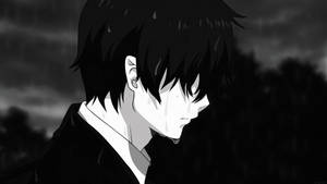 一個悲傷的動漫男孩在雨中哭泣，身後有烏雲。