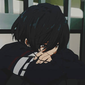 穿著校服的動漫男孩含淚藏臉