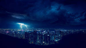 夜間暴風雨中閃電照亮的天際線。 — 城市風景 壁紙
