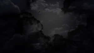夜空中可見星星的暗色暴風雲。 — 黑夜 壁紙