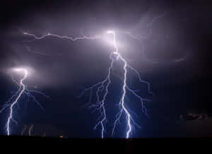 強烈的閃電照亮了暴風雨的夜空。 — 燈泡 壁紙