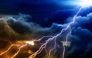 強烈的閃電劈開一個動盪的暴風雨天空，帶有烏雲和火橙色光芒。 — 閃電 壁紙