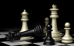 棋盤上的西洋棋棋子，有一個黑色國王倒下。 — 酷炫遊戲 壁紙