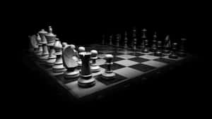 棋盤上的棋子被聚光燈照亮，背景黑暗。 — Pro Display XDR 壁紙