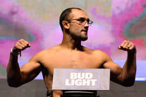 運動員在稱重活動中於Bud Light磅上屈起手臂。 — 終極格鬥冠軍賽 壁紙