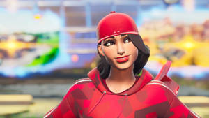 Fortnite角色戴紅色帽子穿連帽衫在遊戲環境中微笑 — 紅寶石玫瑰 壁紙
