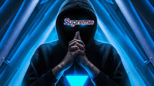 一個戴著兜帽的人，帶有發光的Supreme文字和藍色三角形，被霓虹光束包圍。 — 碧蓝之海 壁紙