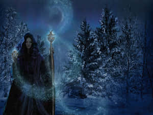 一個女巫在雪地森林中夜晚用發光的法杖施展魔法。 — 冬季美學 壁紙
