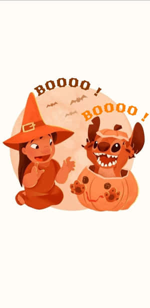 一個戴著巫師帽的女孩和南瓜中的史迪奇都大喊 BOOOO！蝙蝠在月亮附近飛翔。 — 可愛萬聖節 壁紙