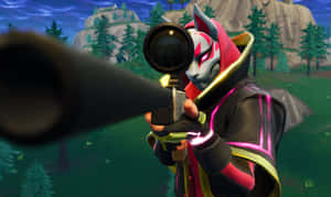 狐狸臉 Fortnite 角色在森林山地場景中瞄準狙擊步槍。 — 酷炫遊戲 壁紙