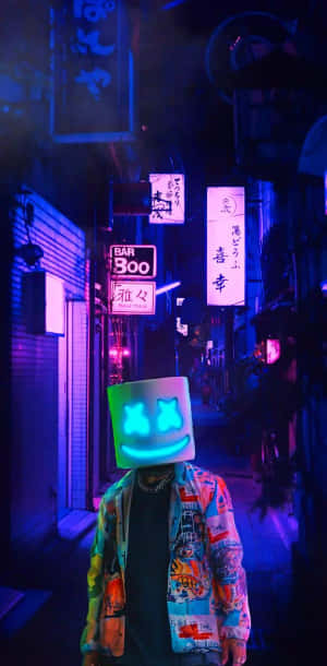 夜晚霓虹燈閃爍的東京小巷中戴著發光Marshmello面具的人。 — 酷炫iPhone 壁紙