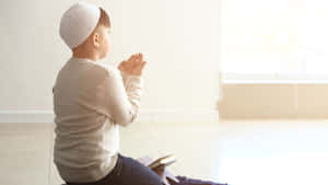 小男孩在室內雙手合十祈禱，陽光從窗戶照進來。 — 男孩 壁紙