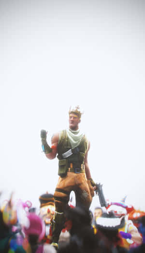 Fortnite角色戴著皇冠站在一群玩家之上。 — 華為Pura X View 壁紙