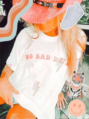 戴著粉紅色帽子和印有「NO BAD DAYS」白色T恤的人被彩色貼紙包圍。