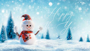 雪人站在雪森林中，帶有'Happy New Year 2022'文字 — 新年快樂 2020 壁紙