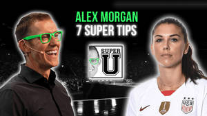 戴綠色眼鏡的男人和穿著美國球衣的女足球員，附有「Alex Morgan 7 Super Tips」文字。 — 亞歷克斯·摩根 壁紙