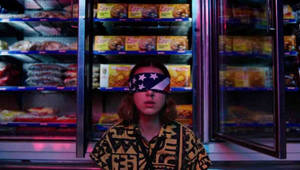 戴著美國國旗眼罩的人夜晚站在打開的冷藏食品架前。 — 怪奇物語 4 壁紙