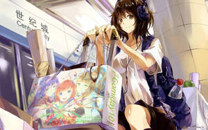 戴著耳機的動漫女孩在地鐵站拖著一個ComiDay 10購物袋。