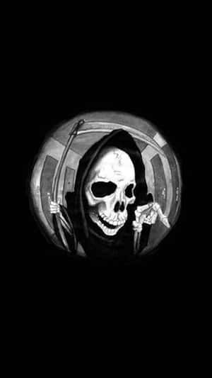 一個戴著連帽斗篷和鐮刀的死神骷髏頭，透過圓形窗戶可見。 — 哥德美學 壁紙