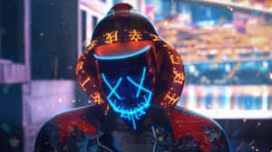 一個穿著連帽衫的蒙面人物站在夜晚霓虹燈閃爍的城市中。 — 2560x1440 壁紙