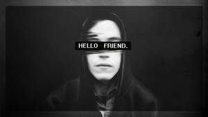 一個穿著深色連帽衫的人，臉上覆蓋著 hello friend 文字。 — 機器人 壁紙