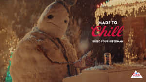 雪人在雪夜節日場景中手持 Coors Light 罐。 — 麥迪遜·比爾 壁紙