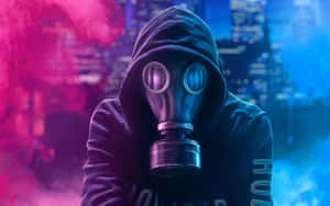 戴著防毒面具和連帽衫的人，置身於霓虹煙霧和城市燈光中。 — 瓦斯 壁紙