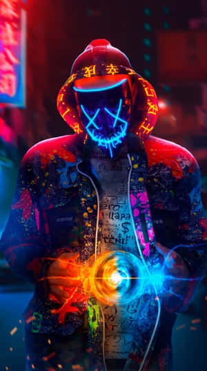 霓虹燈面具人物在 cyberpunk 城市小巷中手持發光球體。 — 簡約暗黑美學 壁紙