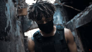 戴黑色面具和戰術背心的人站在廢墟小巷中。 — Scarlxrd 壁紙