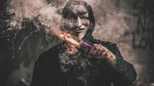 戴面具的人手持煙花棒，身處煙霧瀰漫的城市環境中。