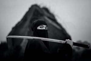 戴黑色面具的忍者手持武士刀，背景有山 — 混沌武士 壁紙