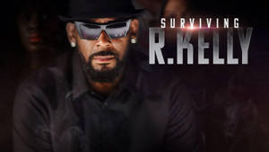 一個戴黑色帽子和太陽眼鏡的男人，身後有煙霧和文字「Surviving R.Kelly」。 — 專輯封面 壁紙