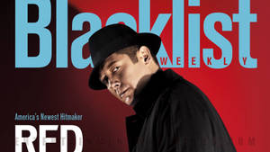 戴黑色軟呢帽和穿黑色外套的男人，在紅色雜誌封面上，有「Blacklist Weekly」文字。 — 黑名單 壁紙