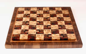 一個木製國際象棋棋盤，帶有馬賽克方格和編號邊緣，置於白色背景上。 — 賓果 壁紙