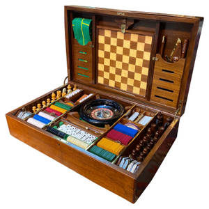 復古木製遊戲套裝，包括國際象棋、輪盤、骨牌和撲克籌碼。 — 木紋 壁紙
