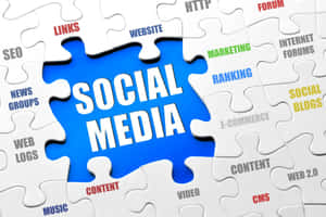 拼圖塊，周圍環繞著數位行銷術語，中心為 'Social Media' 塊。 — 玩具總動員叉奇 壁紙