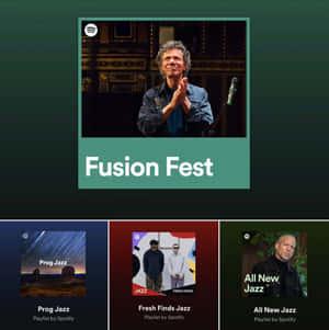 男人在帶有華麗木質鑲板和麥克風的爵士舞台上鼓掌。 — Spotify 壁紙