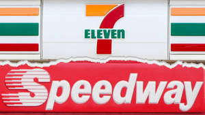 撕破的7-Eleven標誌，下面顯示Speedway標誌 — 跑步者 壁紙