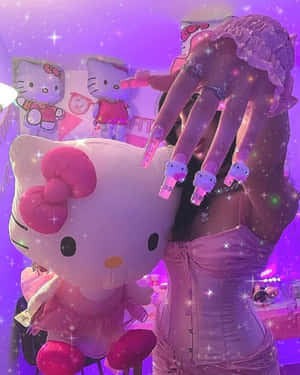在紫色房間裡，一個有Hello Kitty指甲彩繪的人站在巨型Hello Kitty絨毛娃娃旁邊。 — 可愛粉色女孩 壁紙
